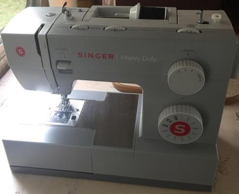 Singer 4411 Electric Sewing Machine 11 Built In Stitches - Office